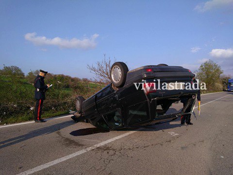 Nel barese, auto sbanda e poi si ribalta, ferita la conducente, una suora di 40 anni