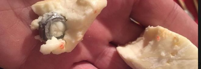 Puglia choc, durante la cena mastica un pezzo di formaggio e trova un dado da bullone