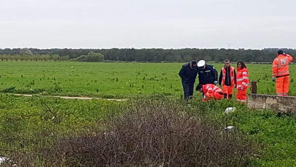 Puglia, perde il controllo della moto che finisce nella campagne, giovane centauro perde la vita