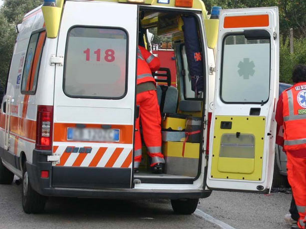 Puglia, tragico incidente in pieno centro, auto contro moto, centauro perde la vita