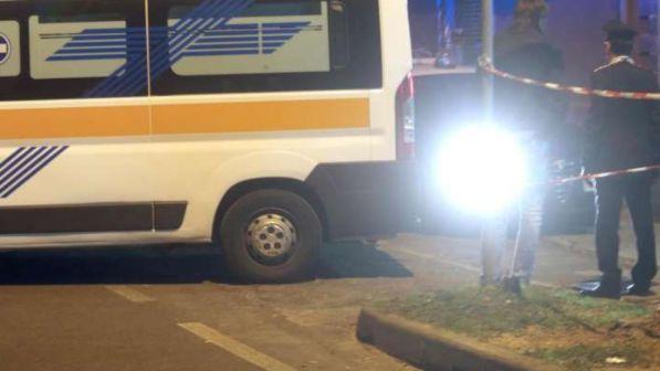 Lite per ragazza, giovane in auto travolge gruppo di coetanei e poi scappa, sette i feriti