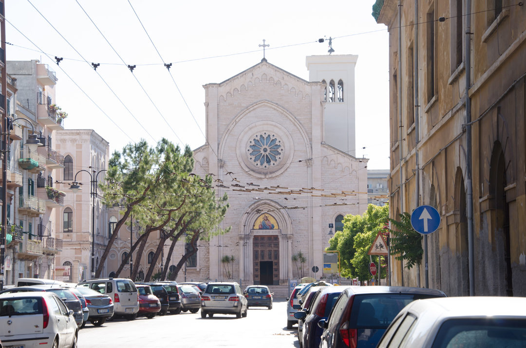 Bari al Libertà, ragazzo aggredito subito dopo essere uscito dal portone di casa, calci e pugni dal branco