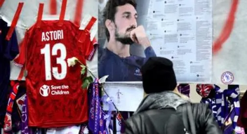 Ultimo saluto a Davide Astori, il padre della compagna accusa un malore in chiesa