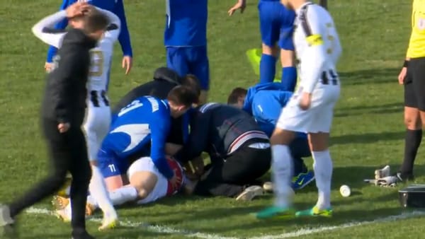 Tragedia sul campo da calcio, giocatore si accascia durante la partita e muore