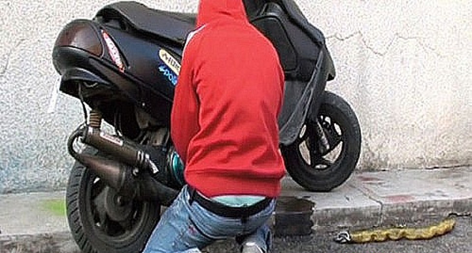 Bari, tenta di rubare una moto ma viene fermato da un’agente motociclista, agli arresti domiciliari