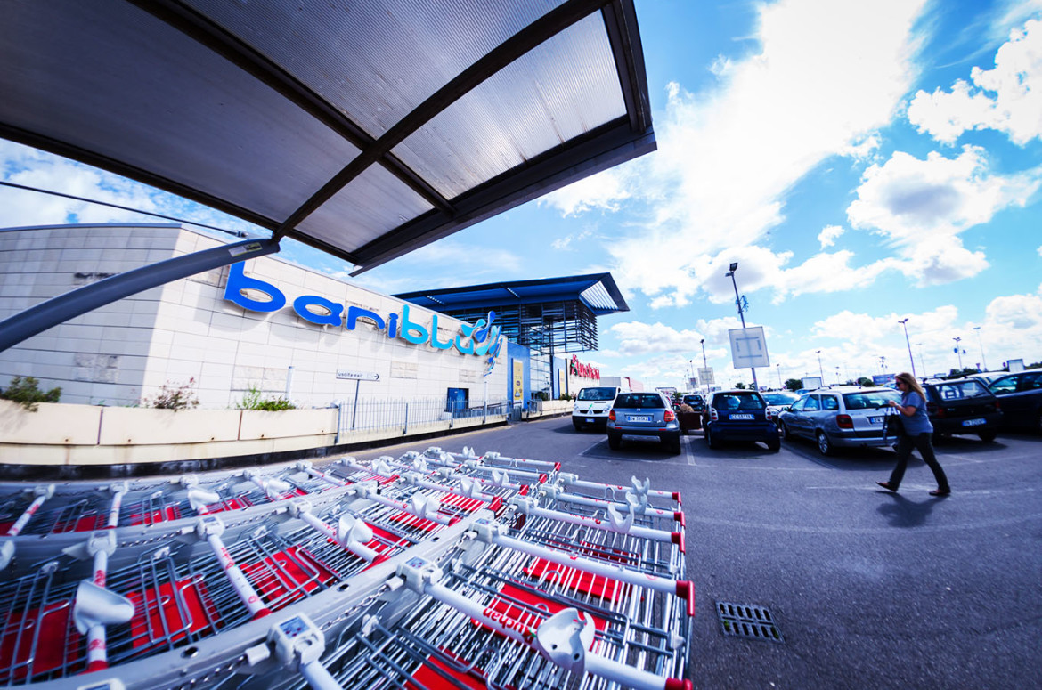 BariBlu, lascia il bambino di soli due anni nell’auto e se va al centro commerciale, donna rischia il linciaggio