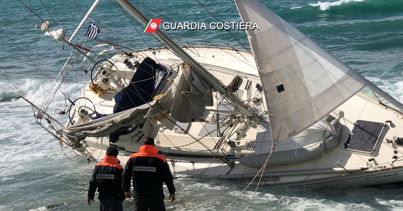 Puglia, barca a vela con cinque persone a bordo alla deriva nel mare in tempesta