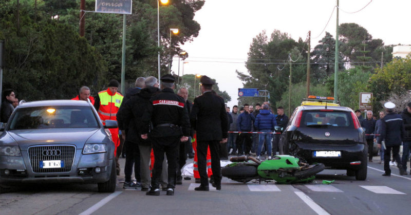 Puglia, terribile schianto moto contro auto, muore un giovane ragazzo di soli 25 anni