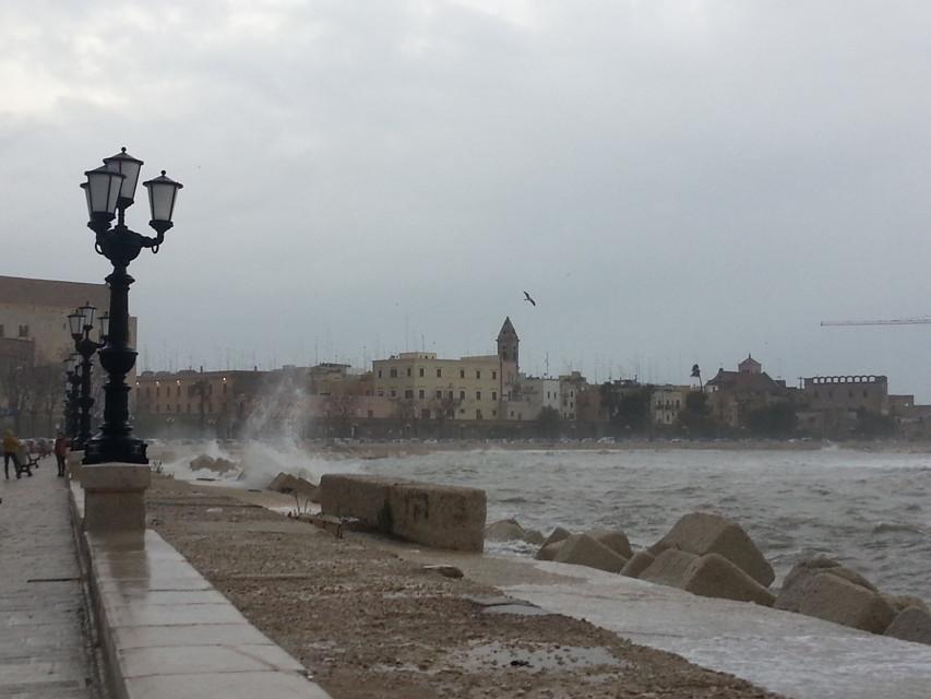 Puglia, allerta meteo arancione, vento forte fino a burrasca e mareggiate