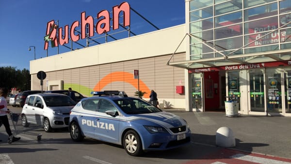 Puglia, banditi seminano il panico nella galleria di Auchan, armati di pistole e mazze ferrate sfondano vetrina di una gioielleria, la polizia rintraccia un complice