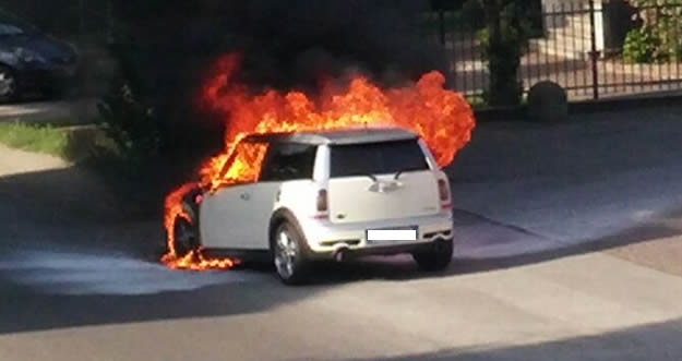 Tragedia sfiorata, l’auto prende fuoco all’improvviso, a bordo papà con bimba di 5 anni, la macchina una trappola infuocata