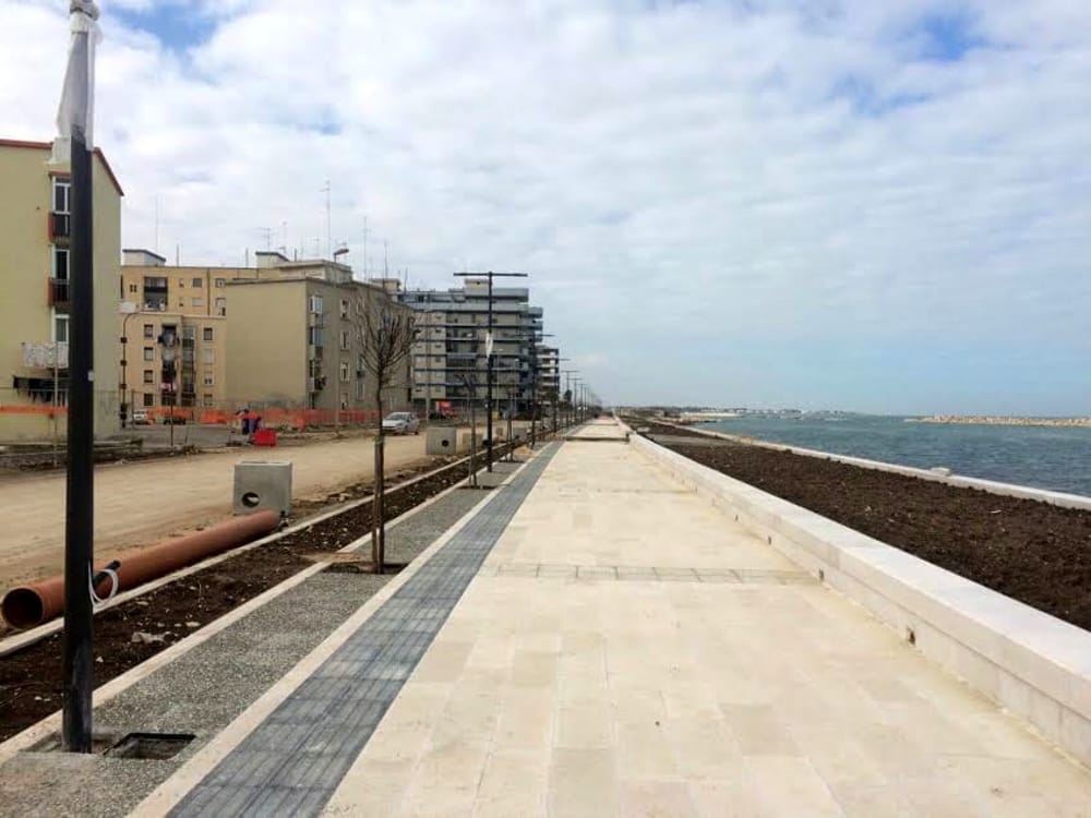 “Pasqua col botto” sul Waterfront di San Girolamo – Fesca, incidente e fuochi d’artificio, rovinata la nuovissima pavimentazione del lungomare  