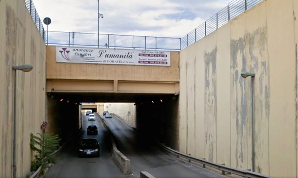 Bari, tremendo impatto al sottopasso di viale Pasteur, auto sbatte violentemente contro guardrail, ferito conducente