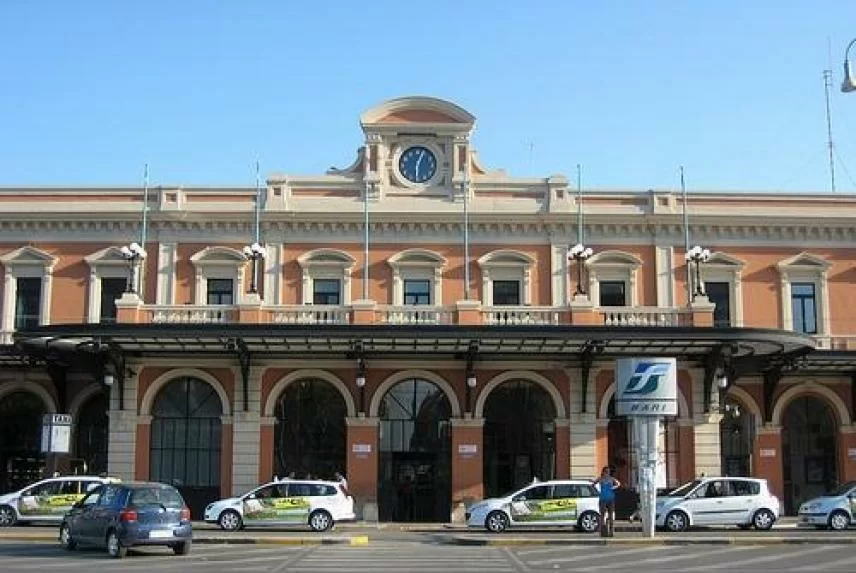 Bari, violenta rapina in Piazza Aldo Moro, colluttazione tra bandito armato e dipendente, cassiere ferito