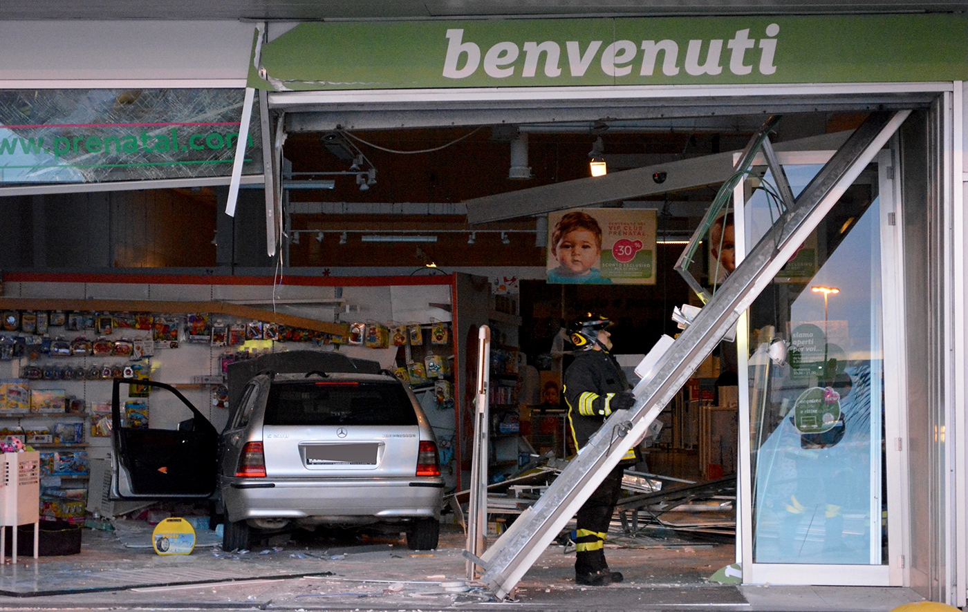 Bari, con l’auto sfonda vetrina negozio Prenatal a Bari Max, tre i feriti tra i quali una donna incinta