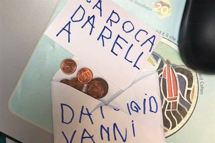 Bimbo, di soli 5 anni, dona i suoi risparmi per la ricerca sul cancro al medico che ha salvato la mamma