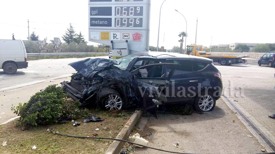 Nel barese, auto si scontra contro un furgone, due feriti, uno è grave, è un noto ristoratore