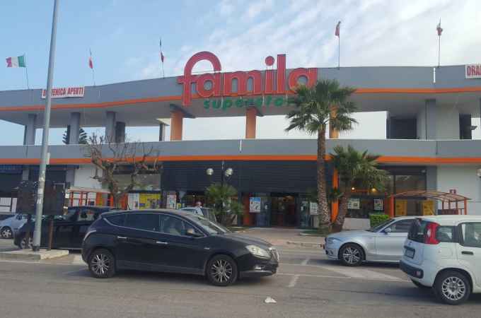Bari, violenta rapina a supermercato Famila, irruzione di due banditi armati di fucile minacciano cassiera