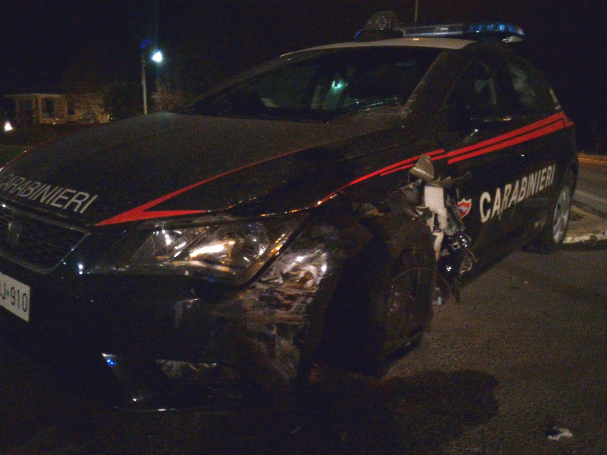 Nel barese, malviventi dopo lungo inseguimento, speronano auto delle forze dell’ordine, due carabinieri feriti