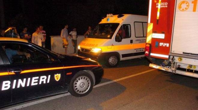 Puglia, auto si scontra ad un incrocio contro ambulanza, diversi i feriti