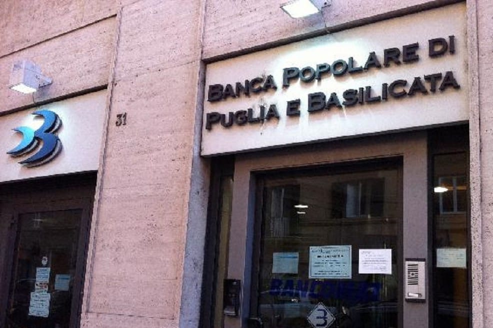 Bari, rapina tra la gente alla Banca Popolare di Puglia e Basilicata, irruzione di un uomo armato