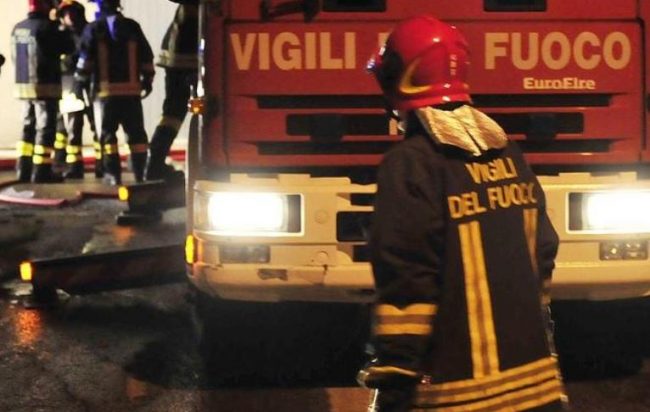 Foggia, vigili del fuoco presi a sassate da una banda di ragazzini, feriti due pompieri