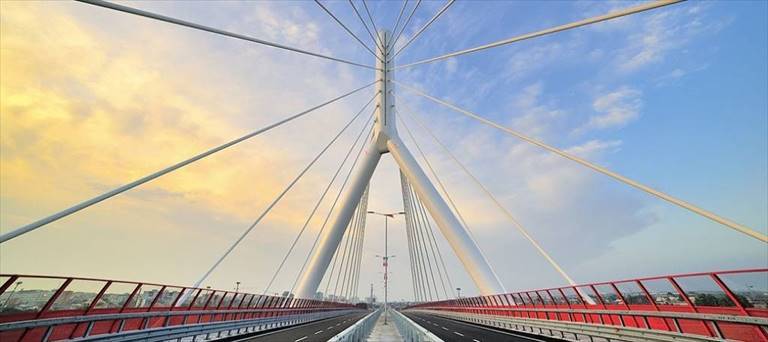 Bari, incidente sulla rotatoria in via Tatarella prima del ponte Adriatico, auto contro moto, ferito motociclista, traffico paralizzato