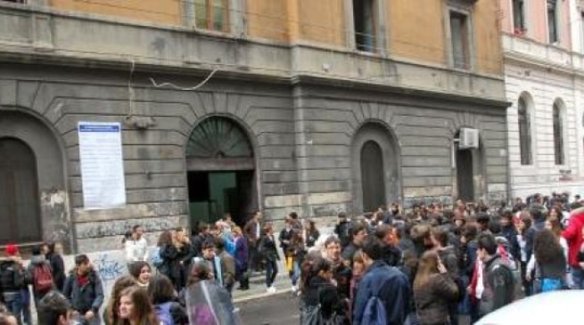 Bari, preside dello Scacchi istituisce codice di abbigliamento, niente minigonne, abiti succinti e pantaloncini