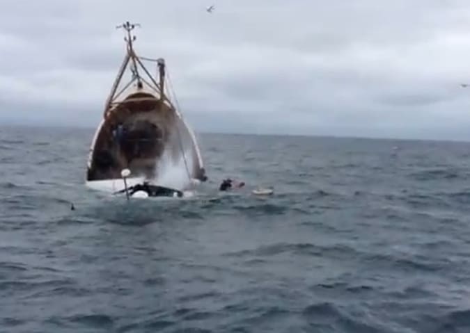 Puglia, collisione all’alba in mare tra due pescherecci, uno affonda