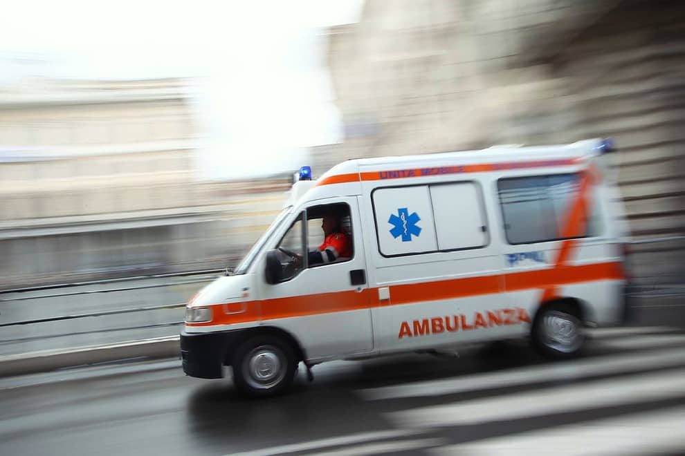 Statale 16, auto travolge ambulanza, ferite due donne, 52enne dottoressa e 26enne operatrice