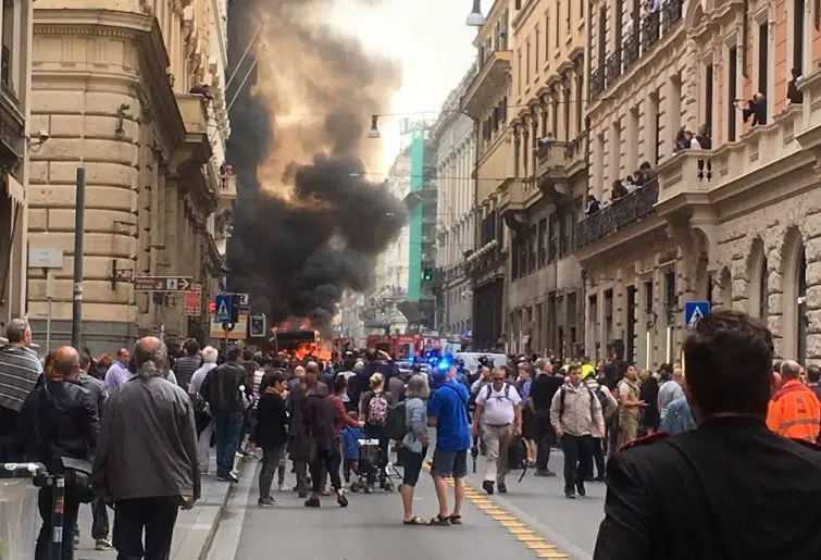 Terrore a Roma, esplode un bus Atac in pieno centro, le fiamme visibili in tutta la Capitale