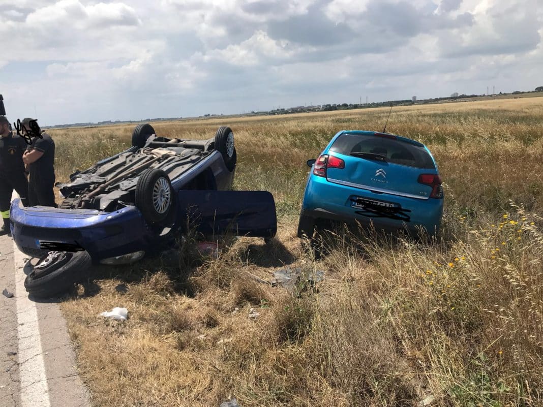 Puglia, terribile incidente, coinvolte tre auto, una si è ribaltata, conducente di un mezzo estratto dalle lamiere, tre i feriti gravissimi