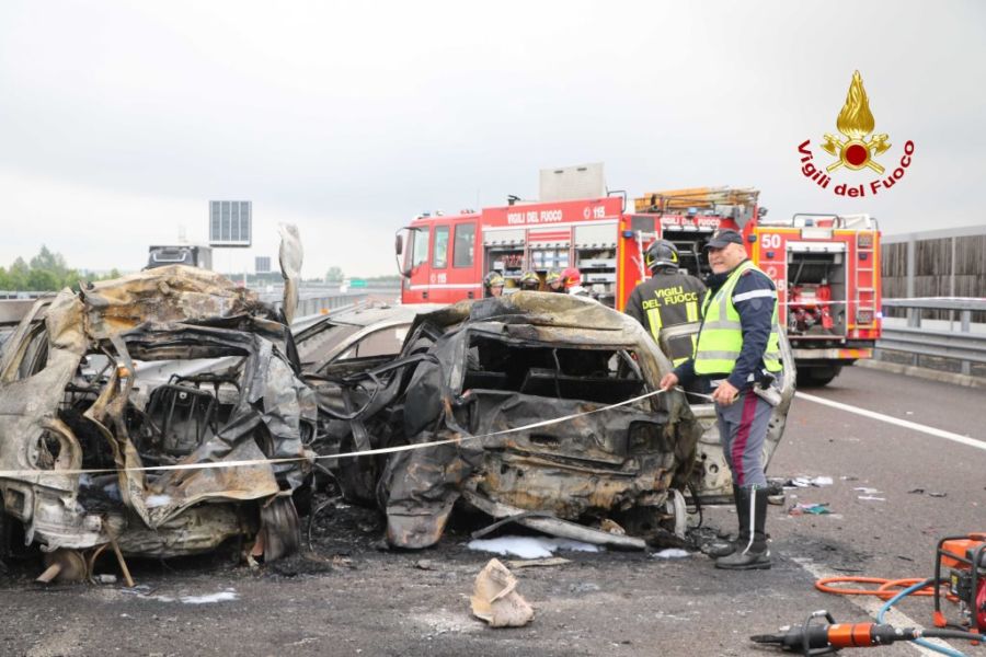 Inferno di fuoco in Autostrada, auto in fiamme, quattro morti carbonizzati, tra le vittime un padre con la figlia 17enne