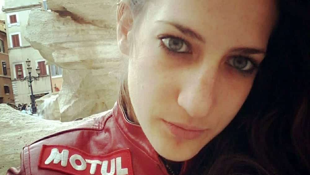 I funerali di Elena uccisa dall’asfalto killer: palloncini bianchi, note di Vasco e il rombo delle moto