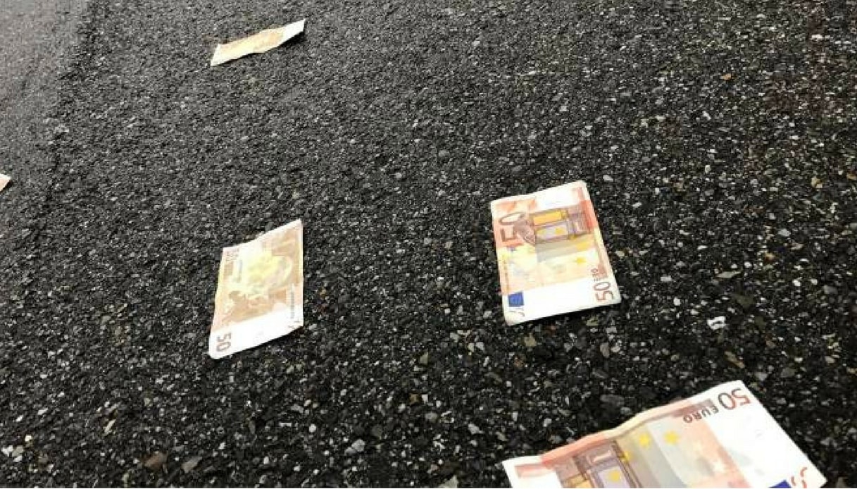Volano in strada 1.200 euro in banconote da 50: traffico in tilt, tutti a raccogliere i soldi