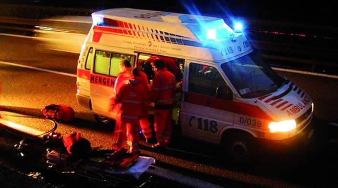 Puglia, gravissimo incidente, auto sbanda e si schianta contro un palo, quattro i feriti, due in codice rosso