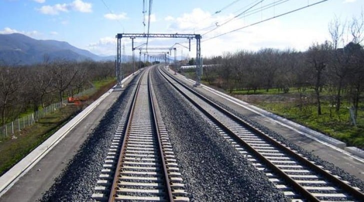 Puglia, uomo travolto e ucciso da un treno in transito, linea ferroviaria adriatica bloccata