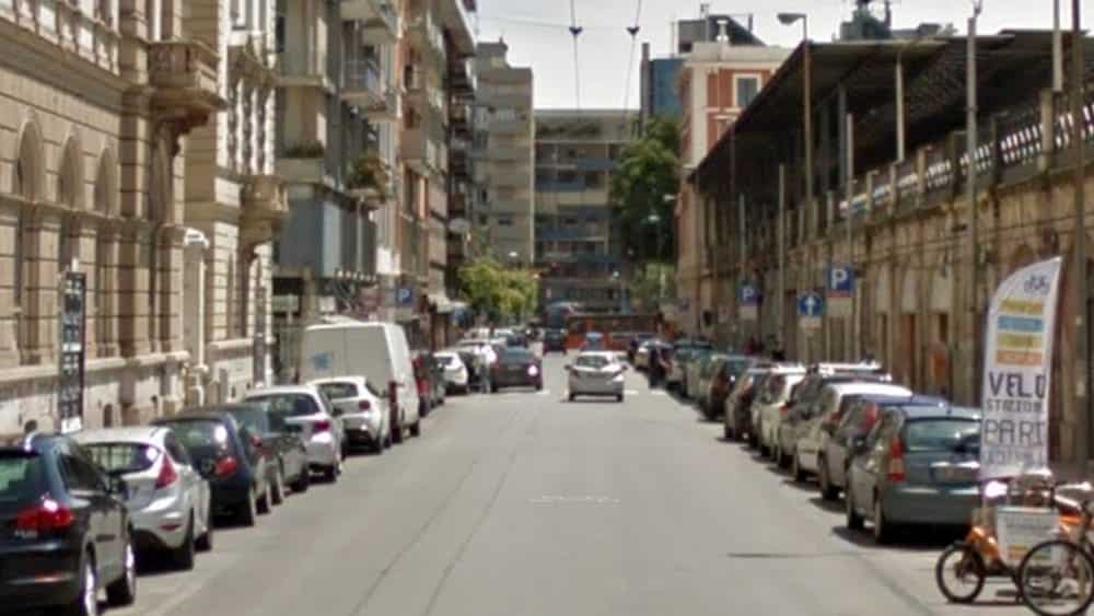 Bari, in pieno centro in Corso Italia, 40enne precipita da un balcone e muore sul colpo