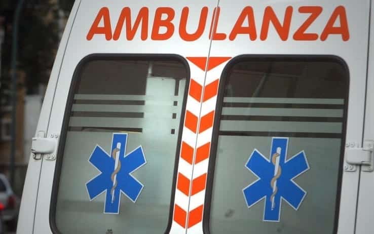 Puglia, tragico incidente stradale, scontro frontale tra due auto, muore un uomo, due i feriti