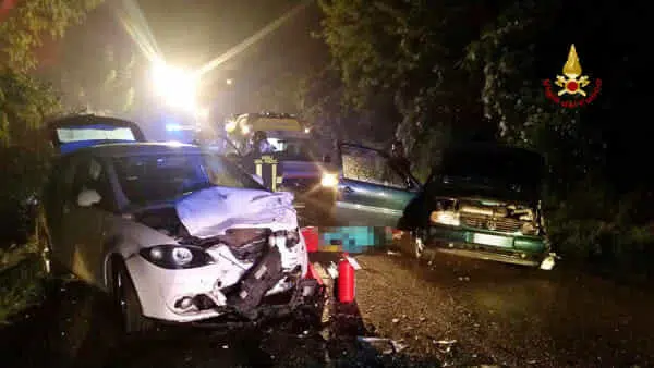 Tragico sabato sera, schianto tra due auto muore una 18enne, ferite gravemente quattro persone