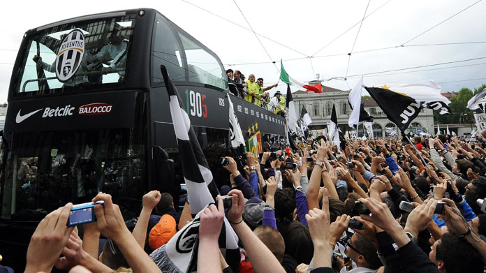 Festeggiamenti Juventus rovinati, pullman ultrà urta i cavi del tram: sei feriti, due sono molto gravi