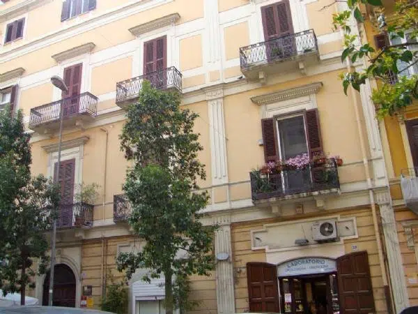 Bari, uomo si accascia e muore per strada, colpito da un malore improvviso
