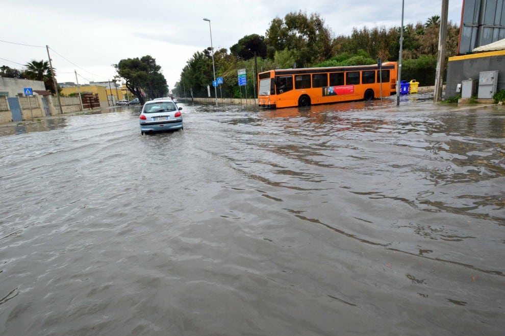 Bari, bomba d’acqua nelle prime ore di oggi, strade allagate e traffico in tilt