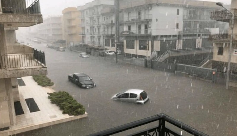 Bomba d’acqua nel barese, locali e auto sommersi dall’acqua