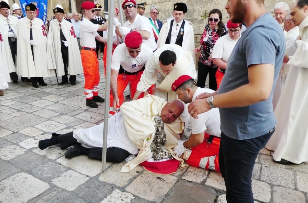 Puglia, processione Corpus Domini, arcivescovo cade da cavallo rovinando pesantemente sull’asfalto, ferito