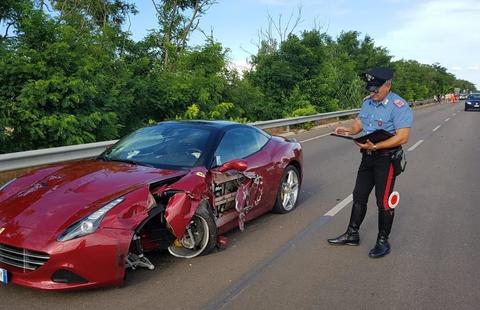 Puglia brutto incidente sulla via del mare, distrutta una Ferrari California nuova di zecca