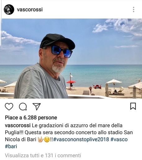 Vasco Rossi, relax prima del concerto di oggi in un lido nel barese, l’entusiasmo dei suoi numerosi fan  