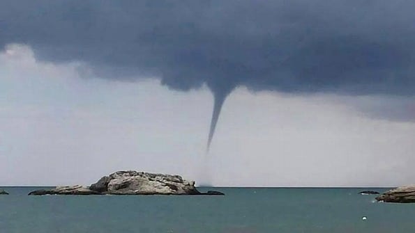 Puglia, spettacolare tromba d’aria in mare, fuggi fuggi tra i bagnanti