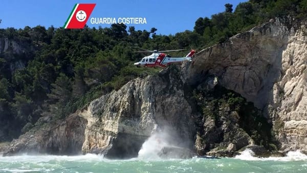 Puglia,  padre e figlio sfidano il mare, si tuffano e rimangono incastrati tra gli scogli