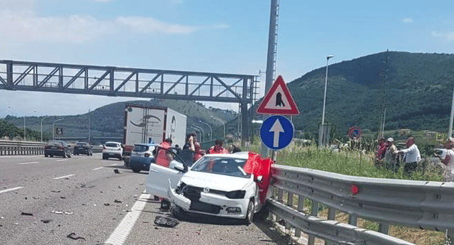 Violentissimo Impatto in autostrada, auto si schianta contro guardrail, muore donna pugliese, un uomo in fin di vita